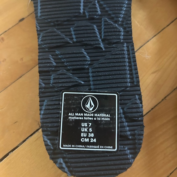 Volcom sandles - NEVER WORN - Picture 3 of 3